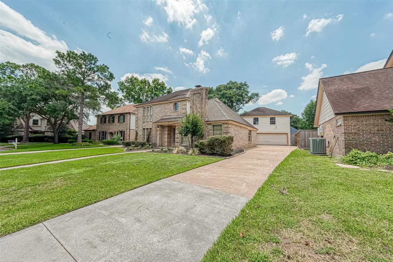 20211 Pittsford Dr - Photo 3 of 40