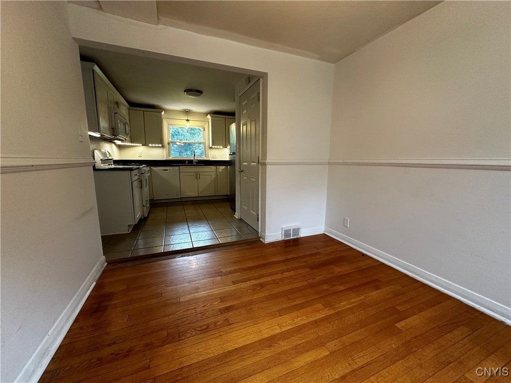 1411 Lancaster Ave - Photo 4 of 18