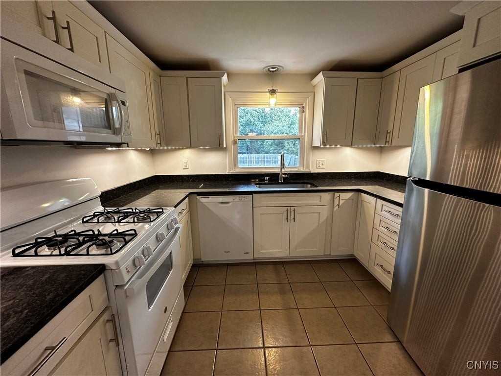 1411 Lancaster Ave - Photo 5 of 18