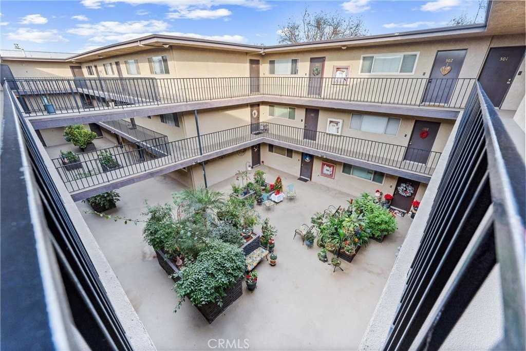 1061 Park Ave - Photo 2 of 20