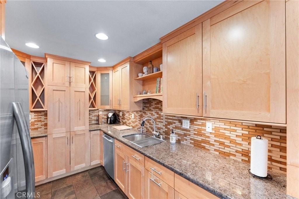 1061 Park Ave - Photo 4 of 20