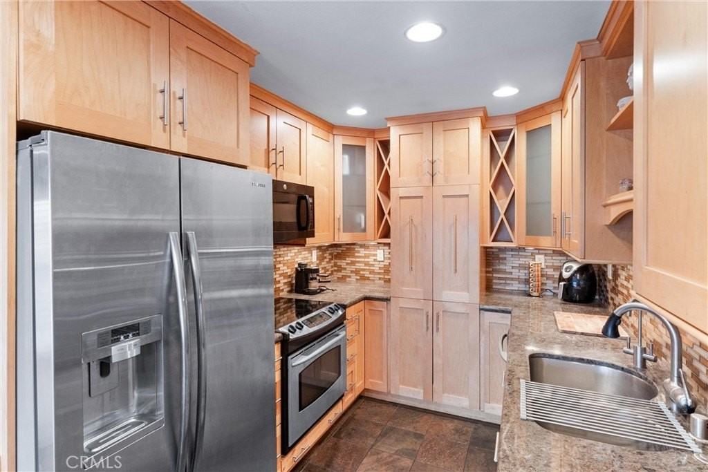 1061 Park Ave - Photo 5 of 20