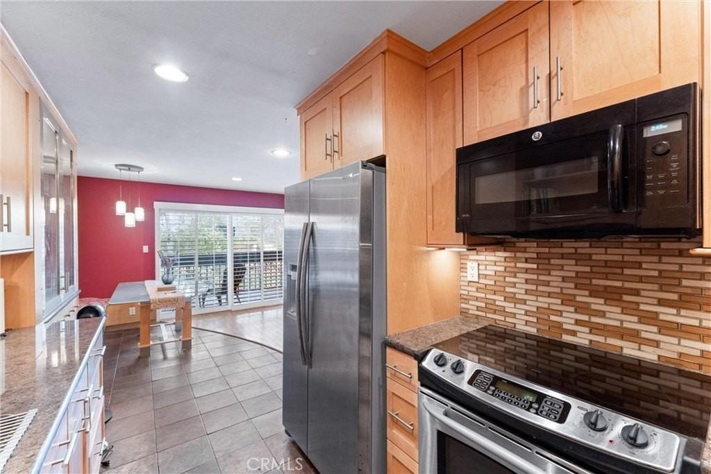 1061 Park Ave - Photo 6 of 20