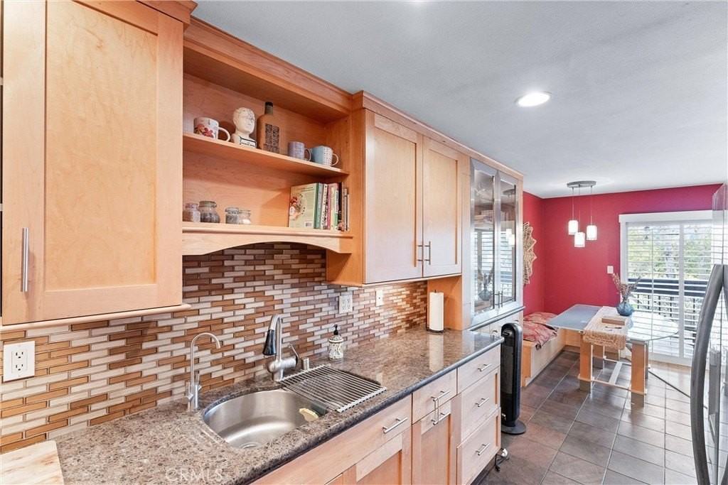 1061 Park Ave - Photo 7 of 20