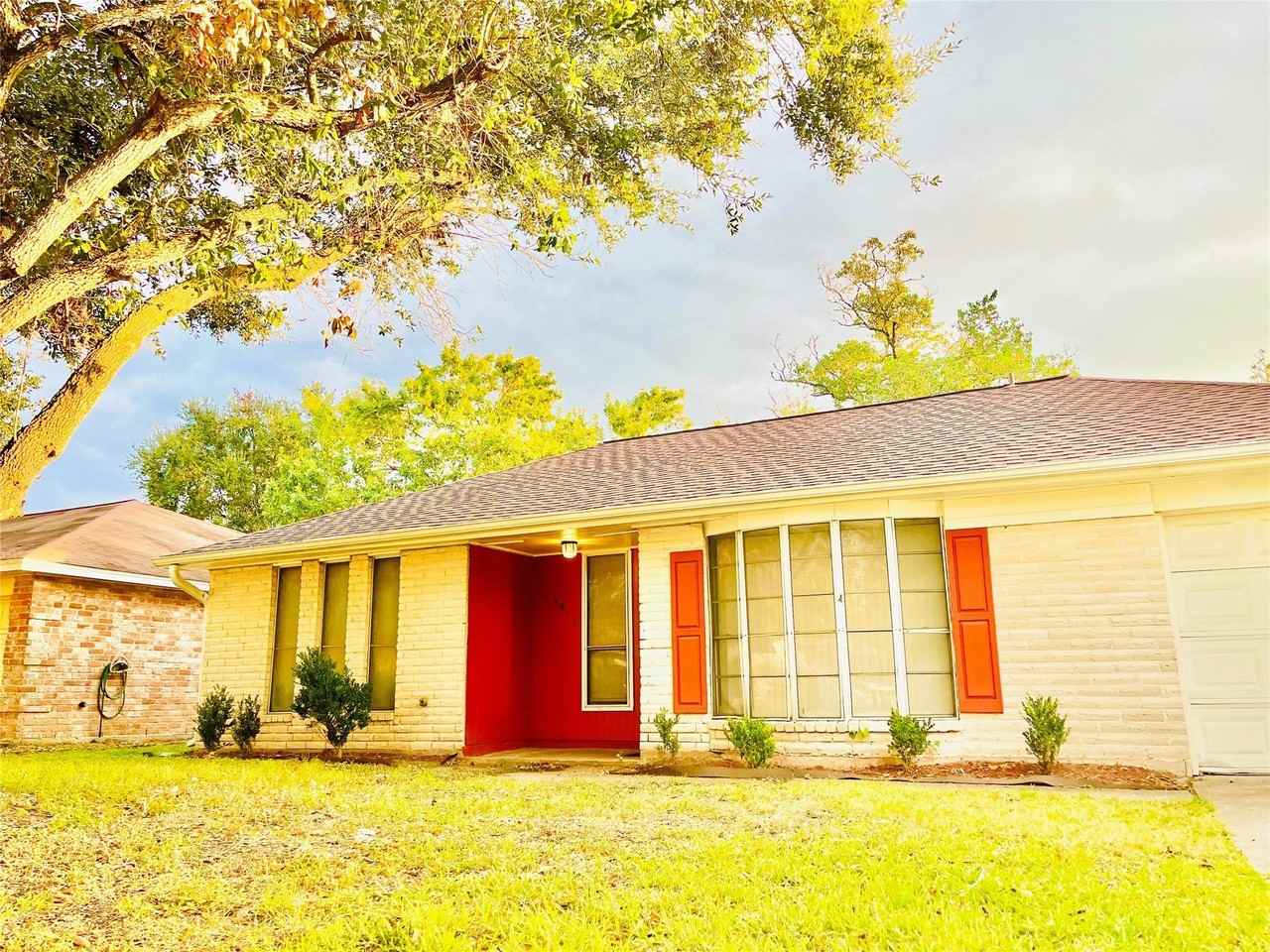 4911 Glenridge Ln - Photo 3 of 21