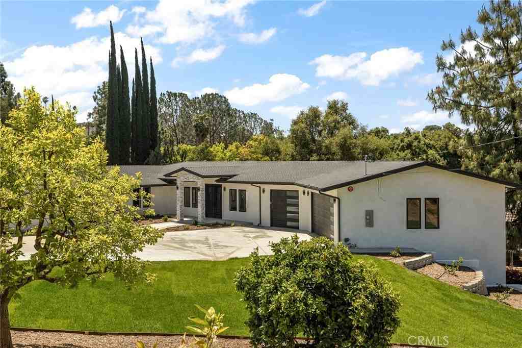 1908 Country Club Dr - Photo 2 of 41