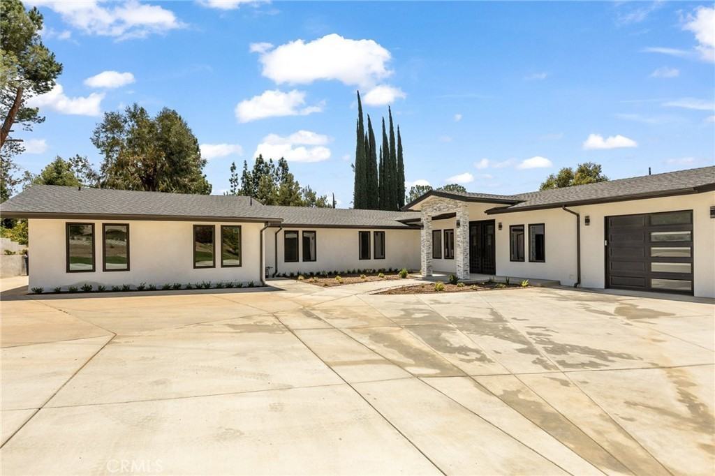 1908 Country Club Dr - Photo 3 of 41