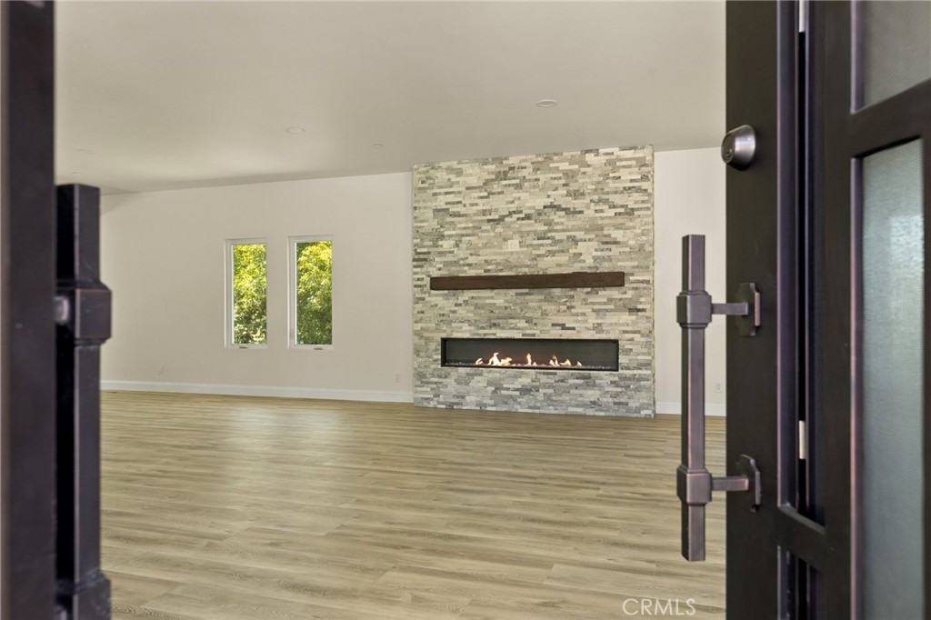 1908 Country Club Dr - Photo 5 of 41