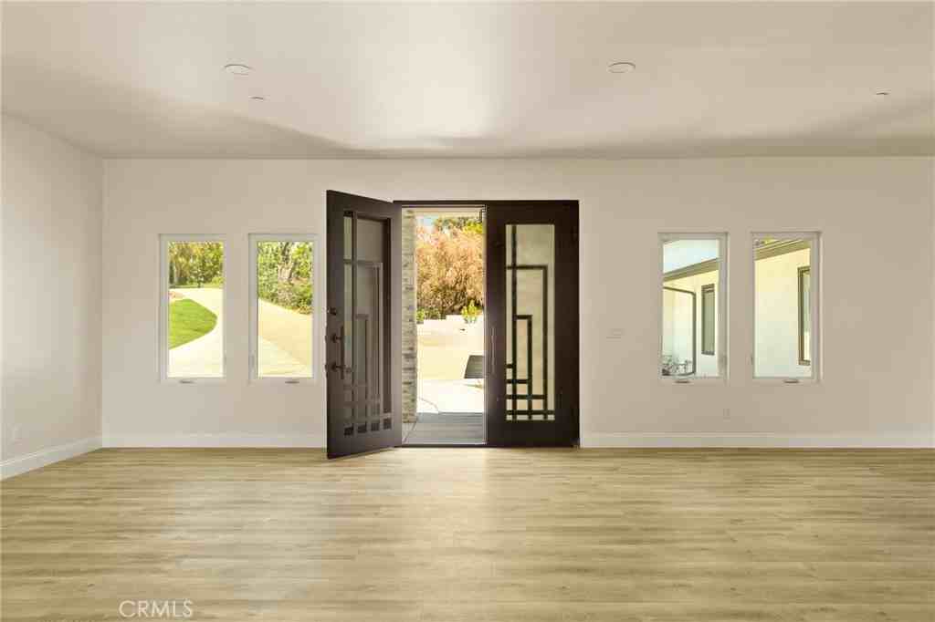 1908 Country Club Dr - Photo 6 of 41