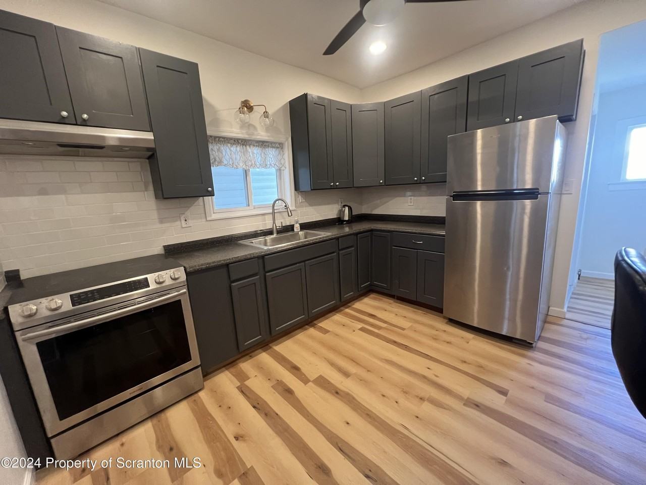 905 Quincy Ave - Photo 2 of 8