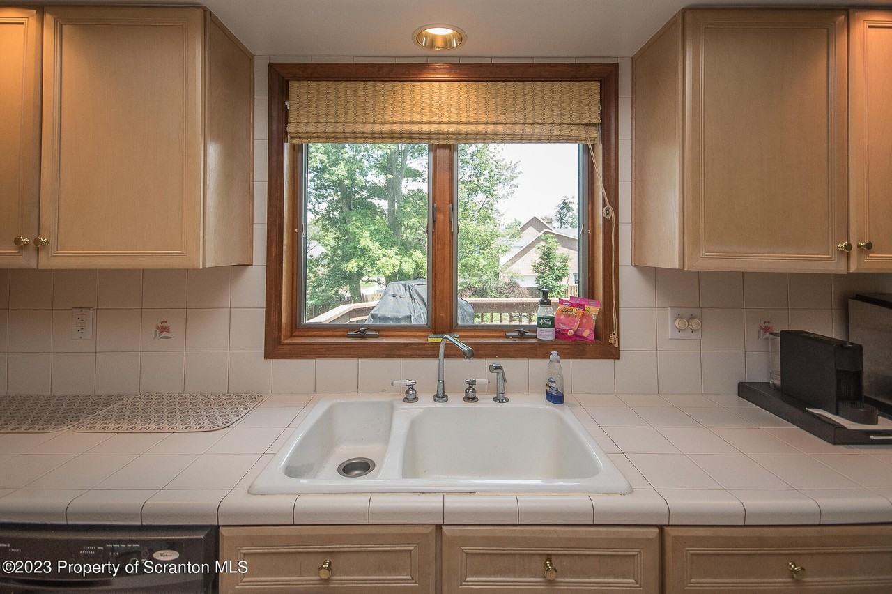 601 Hampton Rd - Photo 5 of 23