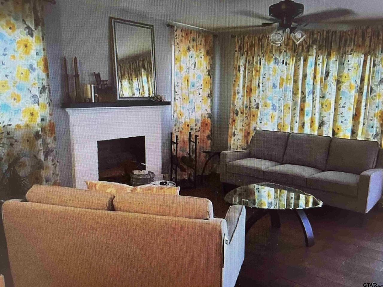 402 Clarksville St - Photo 3 of 10