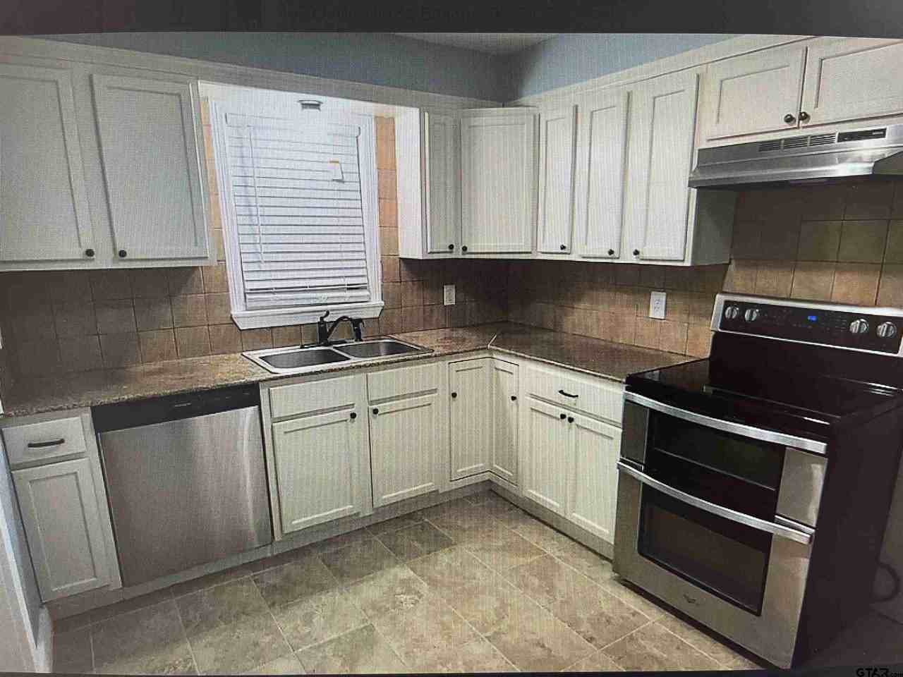 402 Clarksville St - Photo 4 of 10