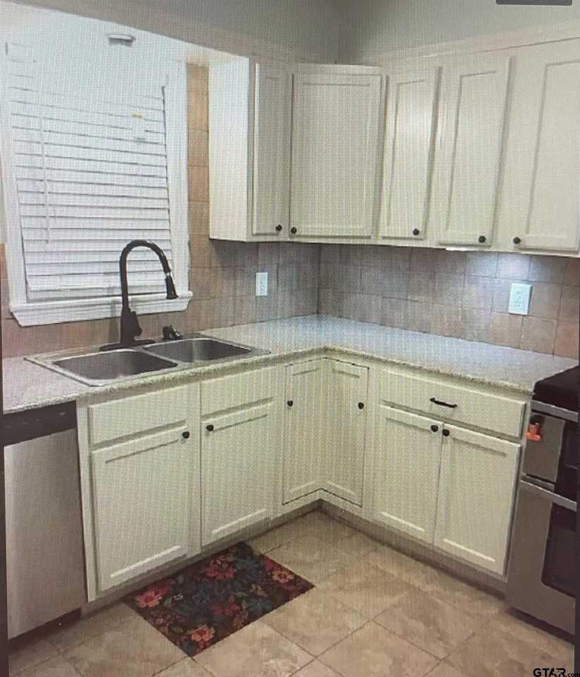 402 Clarksville St - Photo 5 of 10