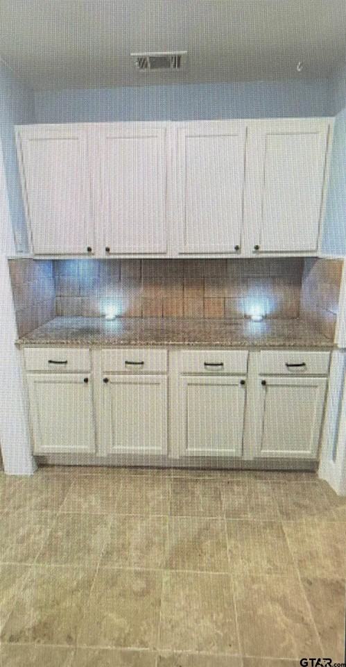 402 Clarksville St - Photo 6 of 10