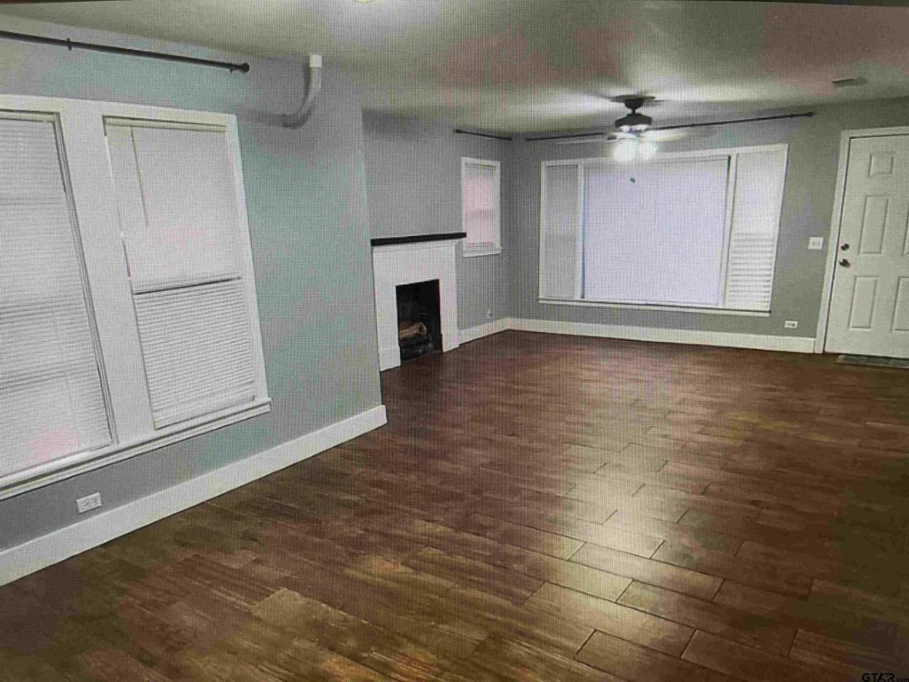 402 Clarksville St - Photo 7 of 10