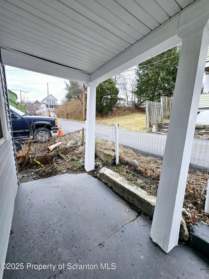 73 Leslie Ln - Photo 4 of 22