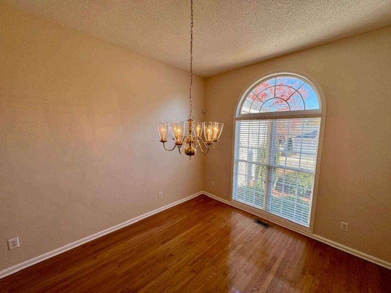 9015 Lansdale Dr - Photo 7 of 32