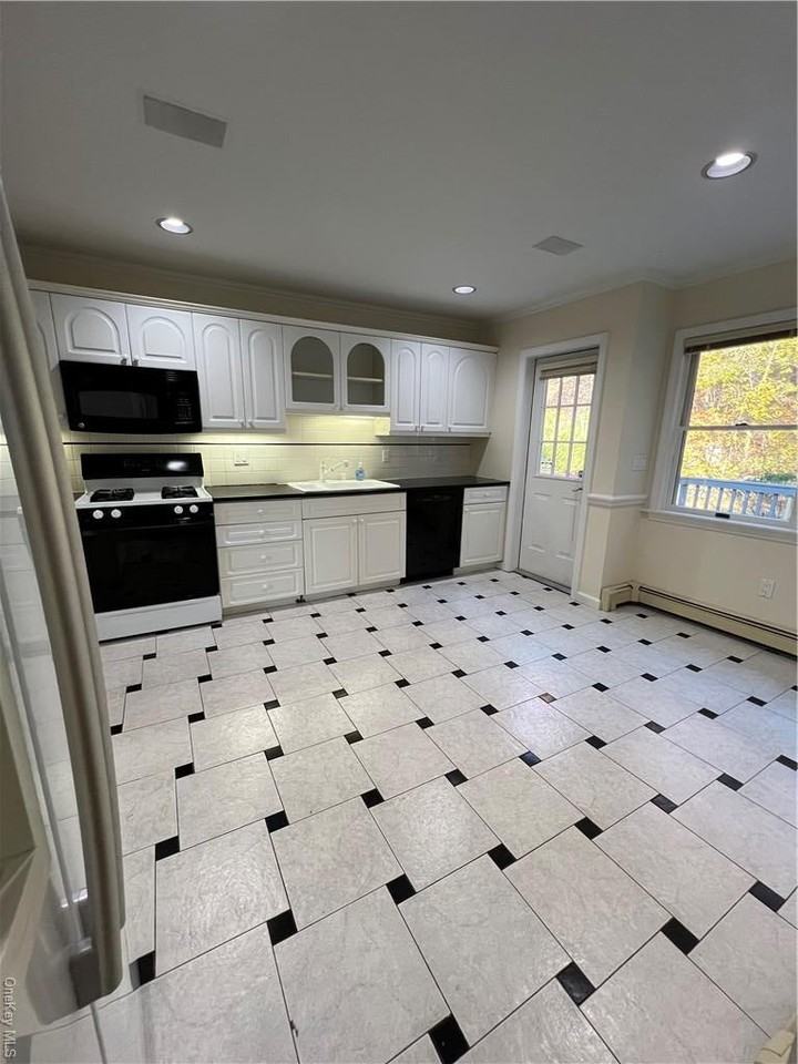 17 Whittier Dr - Photo 2 of 33