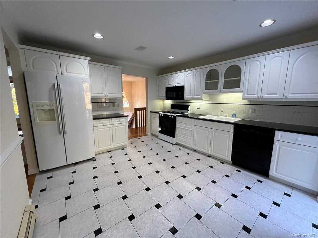 17 Whittier Dr - Photo 3 of 33