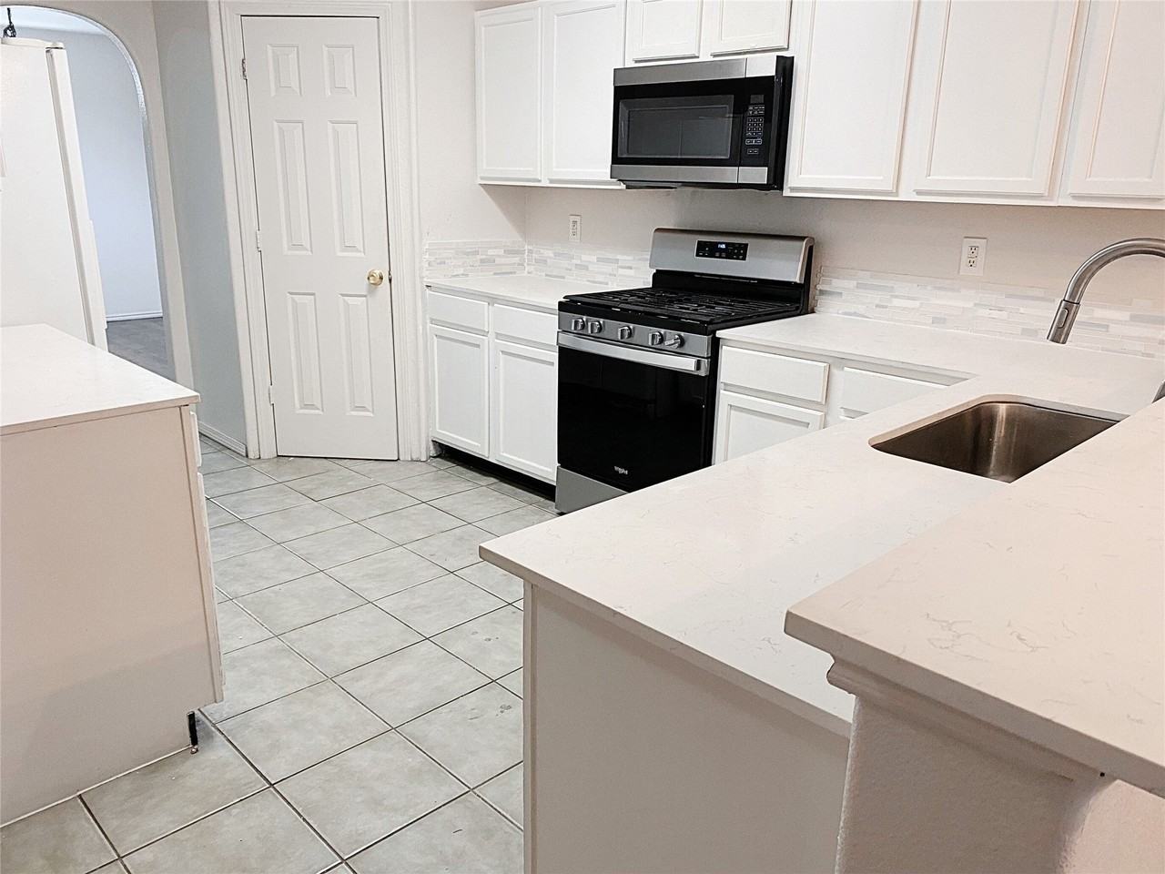 8911 Danbury Hollow Ln - Photo 3 of 15