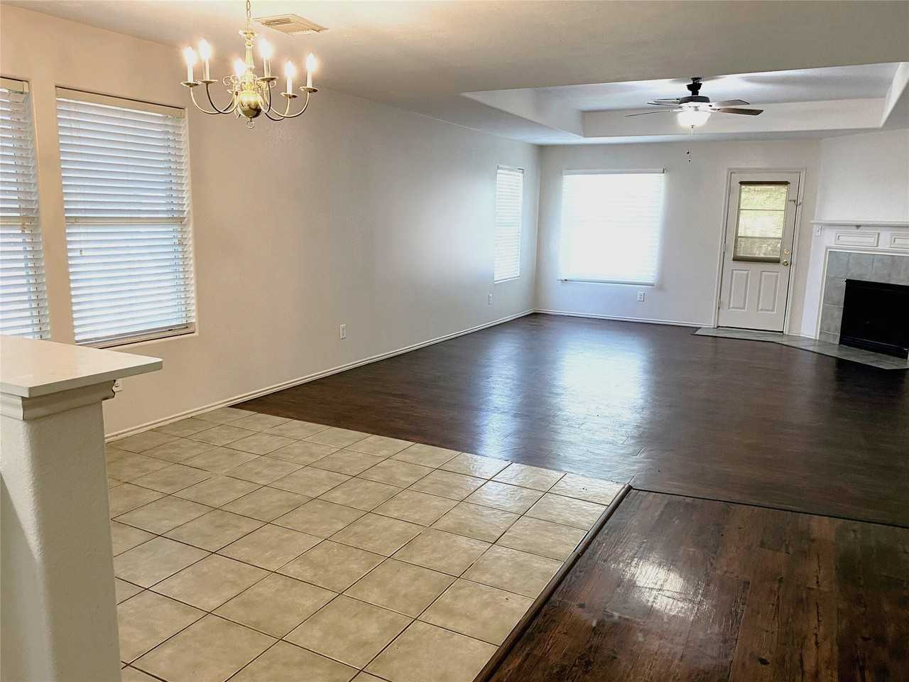 8911 Danbury Hollow Ln - Photo 4 of 15