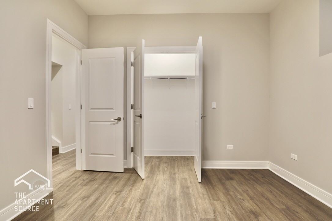 927 W Irving Park Rd #101 - Photo 3 of 16