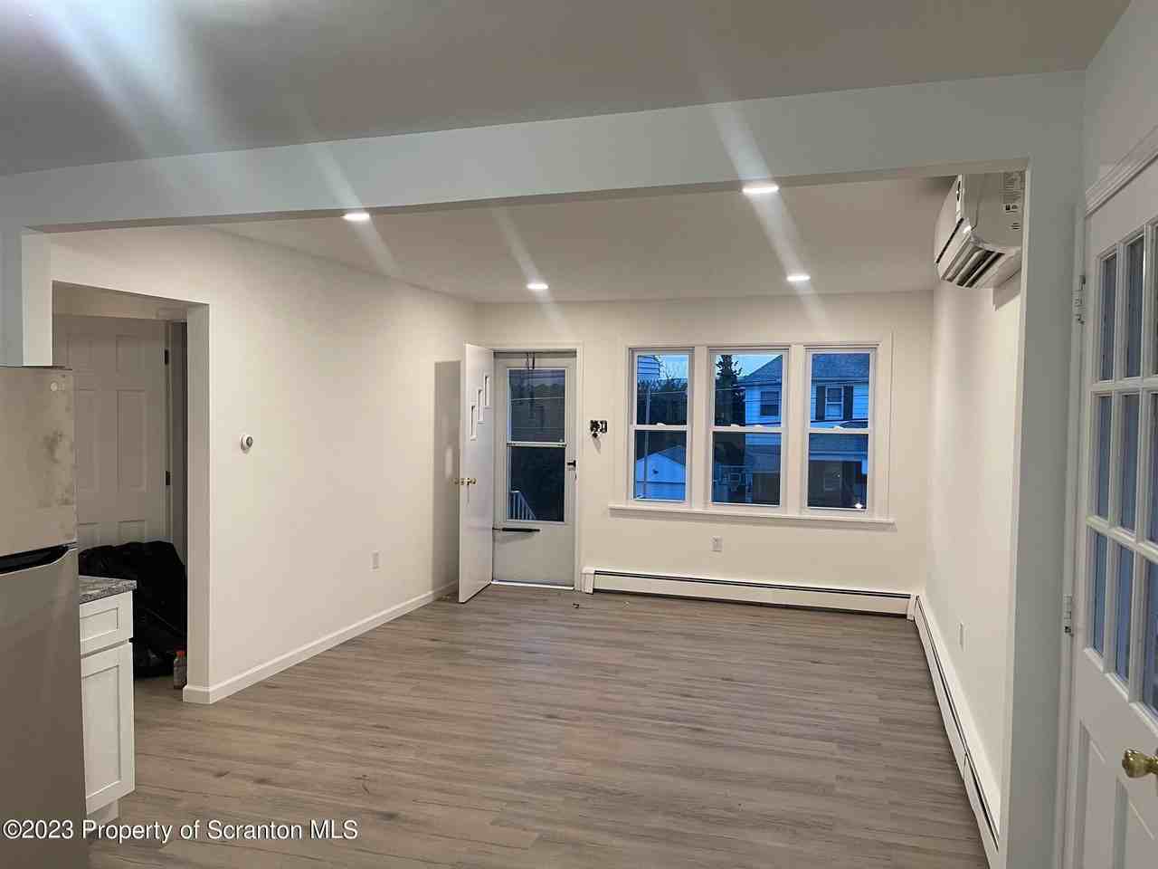 503 Smith St - Photo 3 of 15