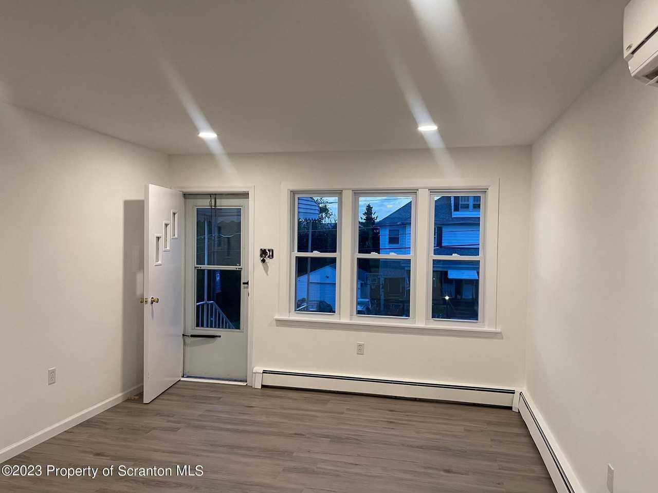 503 Smith St - Photo 4 of 15