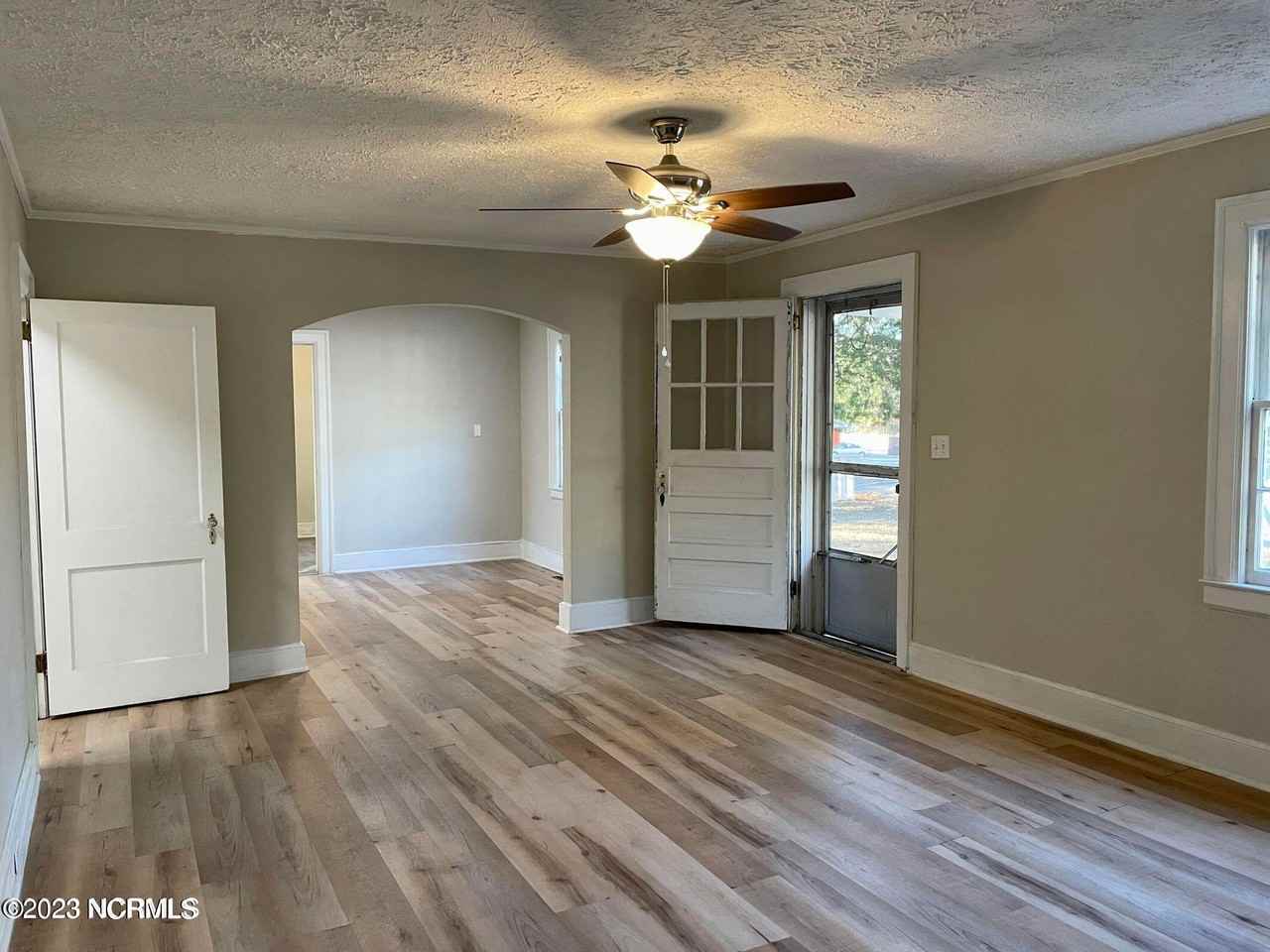 909 Mcreynolds St - Photo 2 of 33