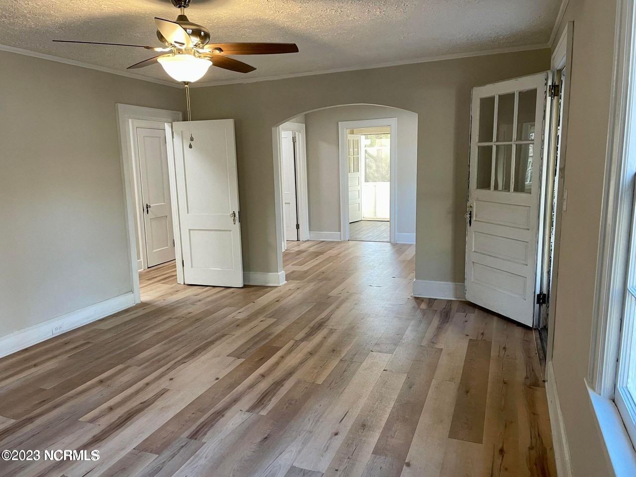 909 Mcreynolds St - Photo 4 of 33