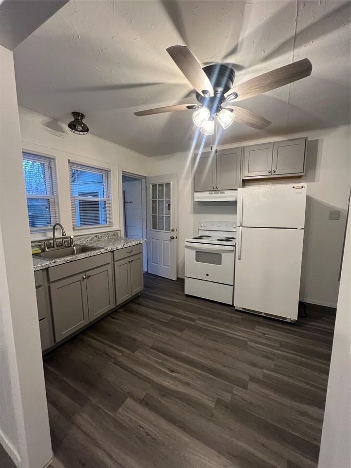 10 Pineoaks Pl - Photo 2 of 6