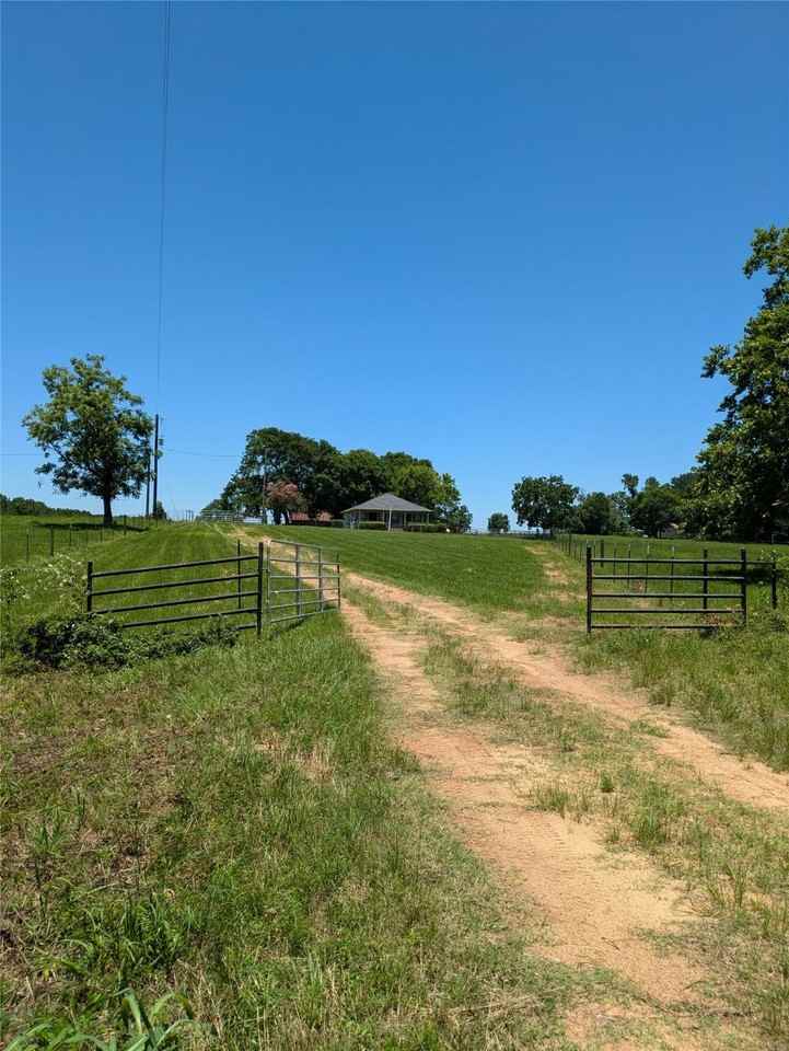 631 Fm 1514 Rd - Photo 2 of 21