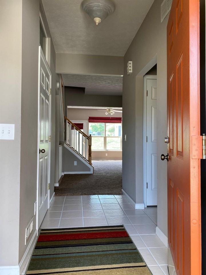 9945 Hunters Rdg - Photo 3 of 50