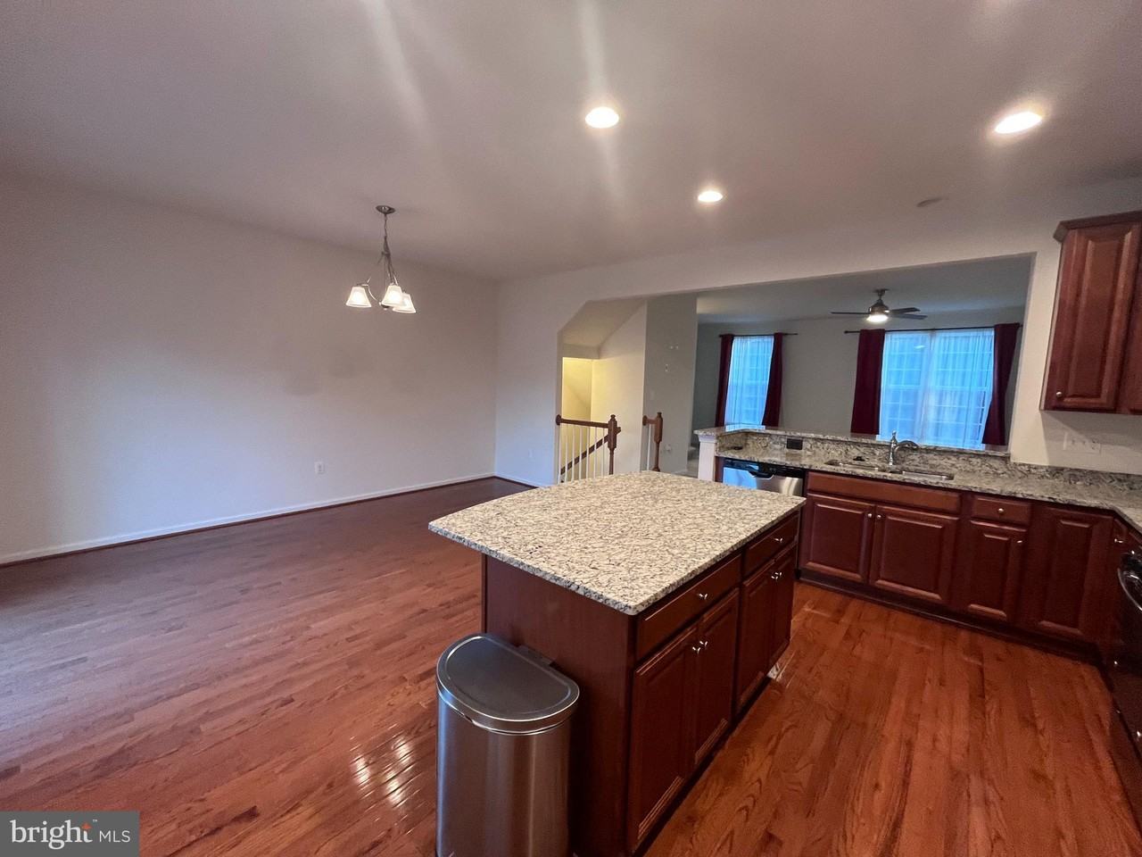 1118 Oakwood St - Photo 5 of 19