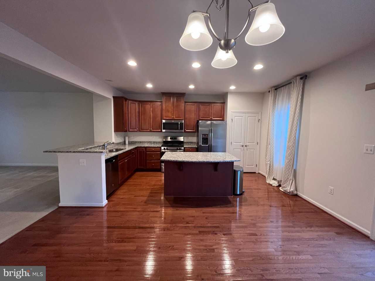 1118 Oakwood St - Photo 6 of 19