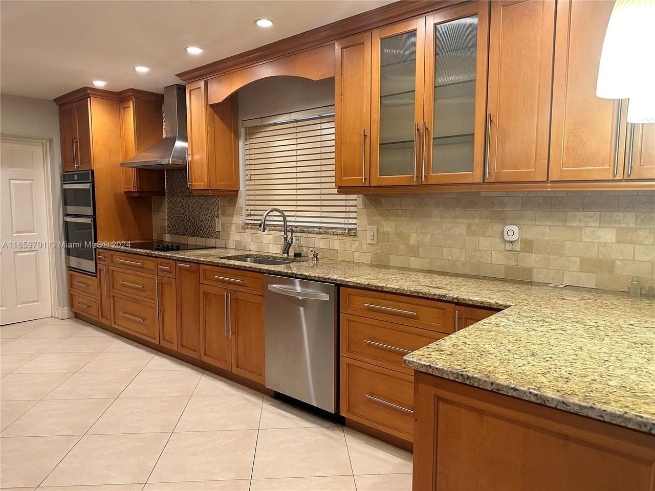 400 Amalfi Ave - Photo 3 of 23