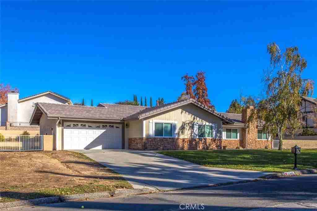 13445 Oak Mesa Dr - Photo 4 of 38