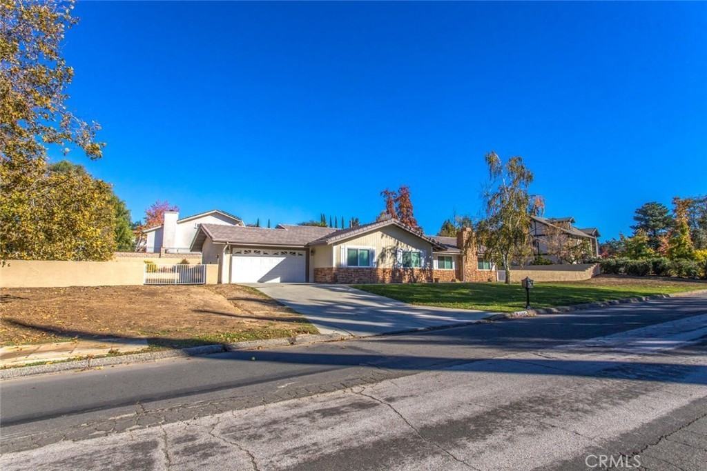 13445 Oak Mesa Dr - Photo 5 of 38