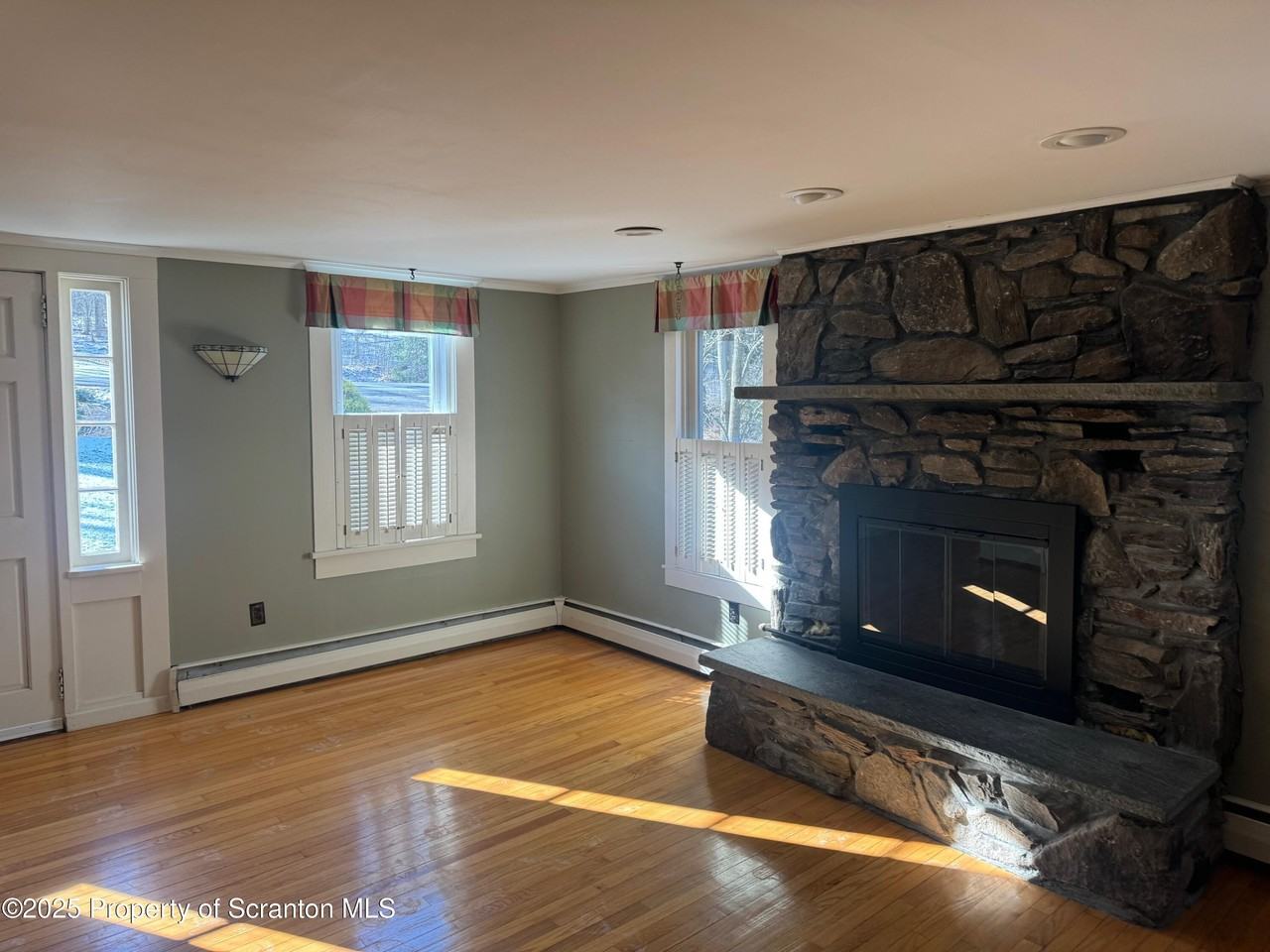 517 Clinton St - Photo 3 of 17