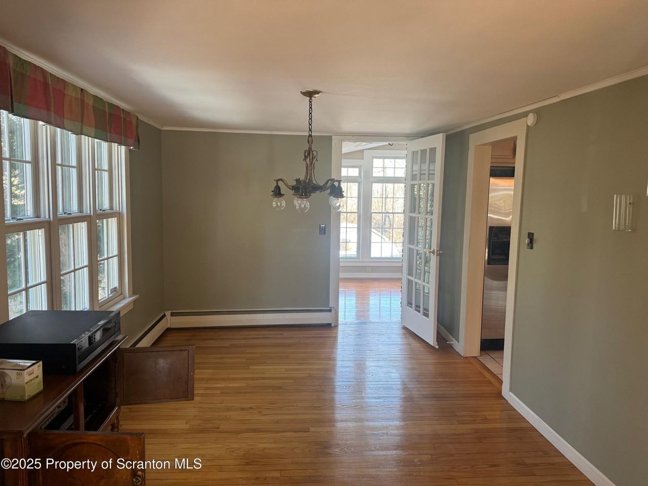 517 Clinton St - Photo 4 of 17