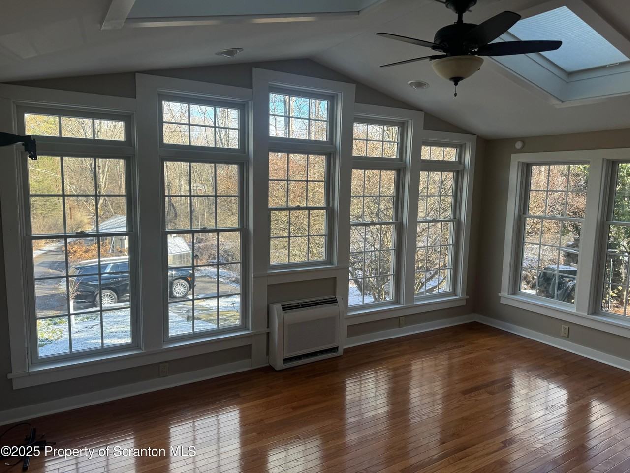 517 Clinton St - Photo 7 of 17