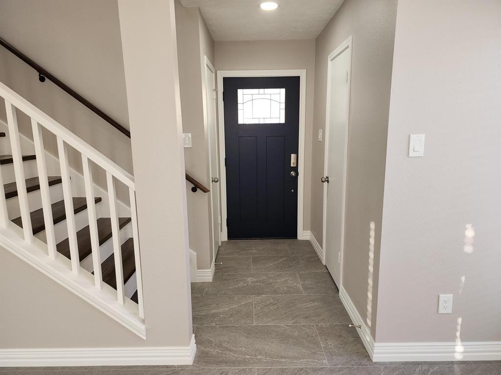 7822 Redlands Dr - Photo 2 of 30