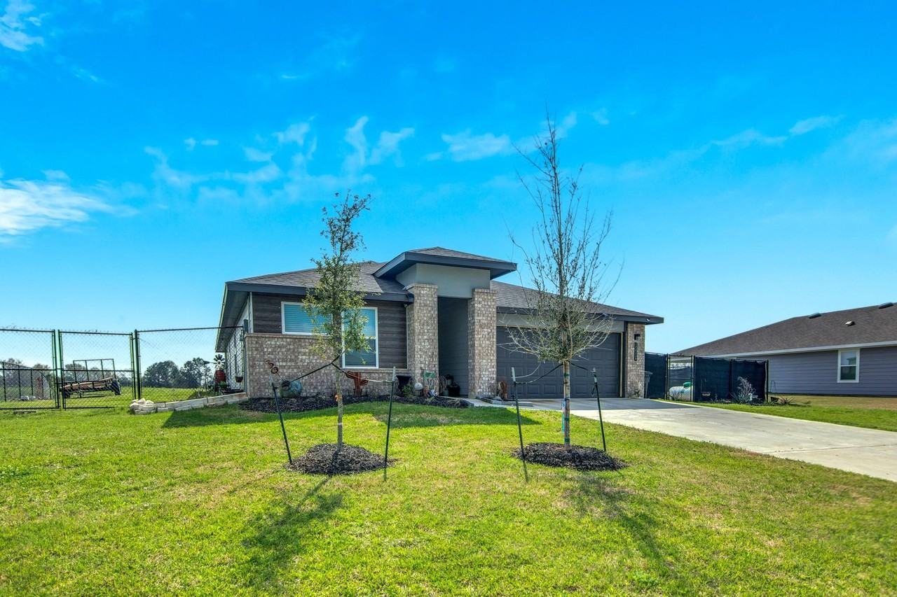 15314 Elizabeth Dr - Photo 2 of 26