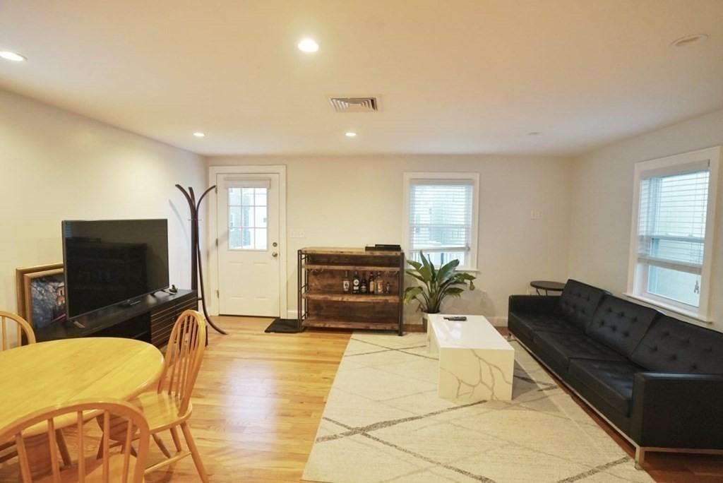 238 Saratoga St - Photo 4 of 13