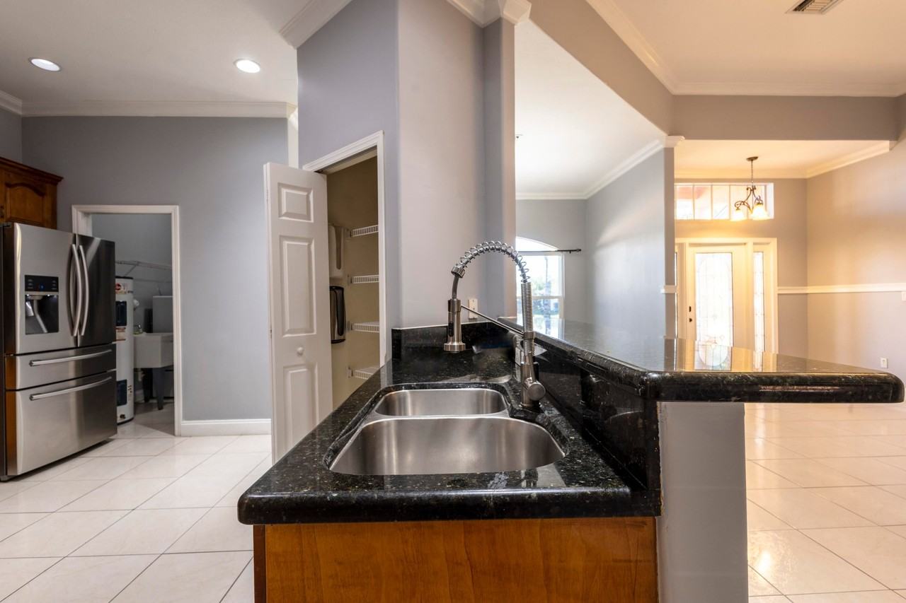 4074 Sw Kallen St - Photo 7 of 39