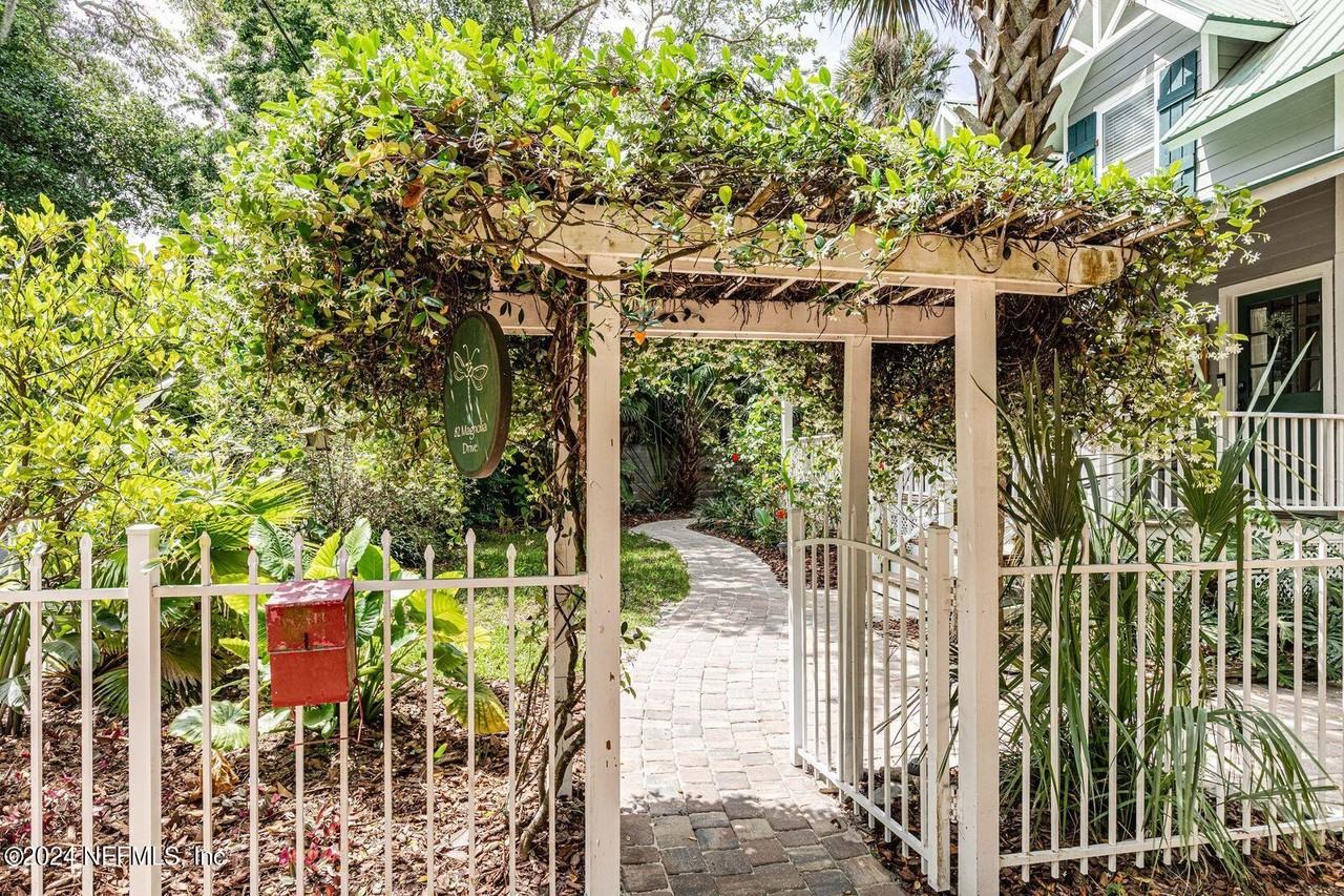 82 Magnolia Dr - Photo 2 of 43