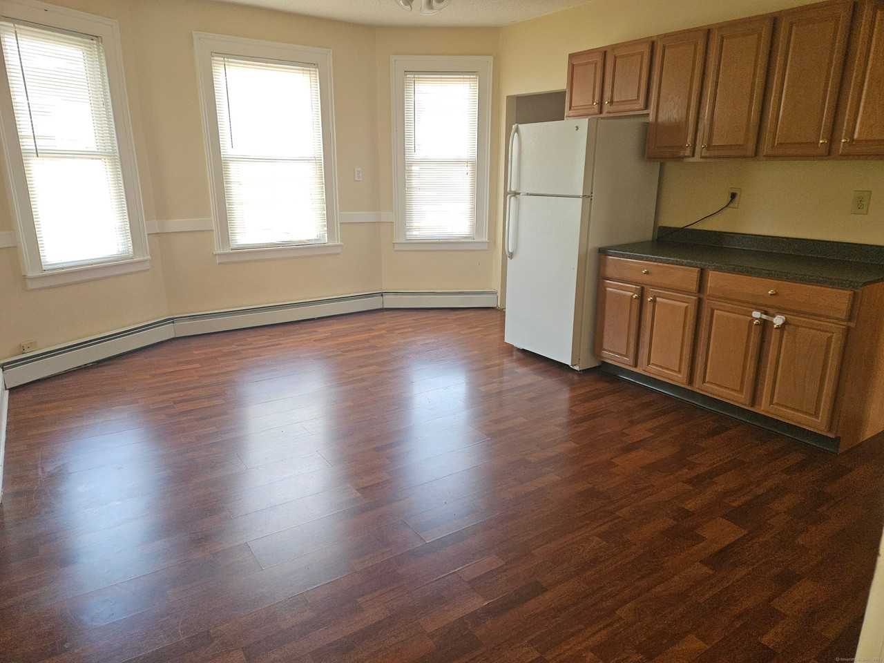 122 Clinton St - Photo 6 of 8