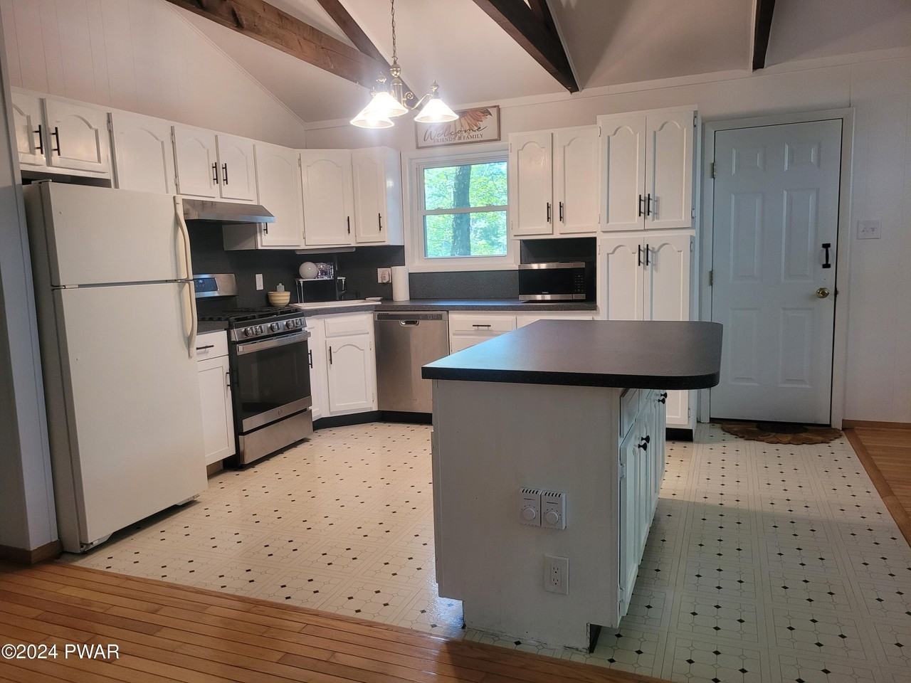 113 Canterbrook Drive - Photo 2 of 34