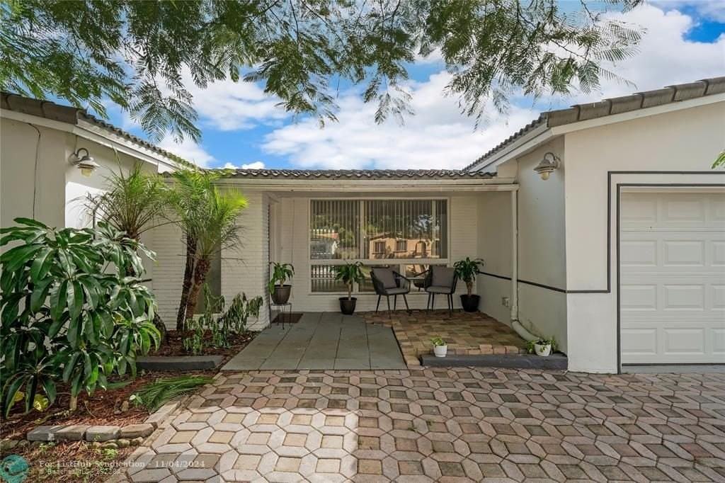 10484 Nw 3rd St - Photo 4 of 27